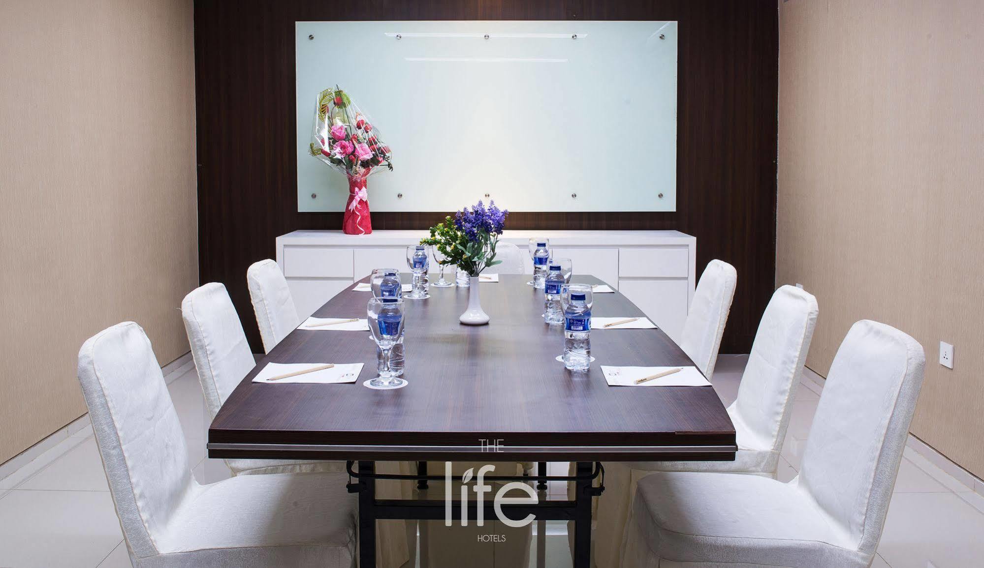 The Life Hotels City Center Сурабая Экстерьер фото